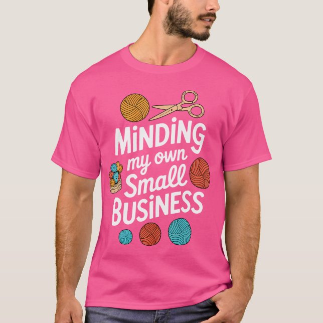 Camiseta Minding My Own Small Business Sewing Knitting Croc (Frente)