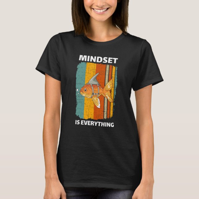 Camiseta Mindset Motivational Quote Cute Goldfish Shark Fin (Frente)
