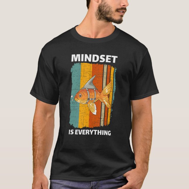 Camiseta Mindset Motivational Quote Cute Goldfish Shark Fin (Frente)