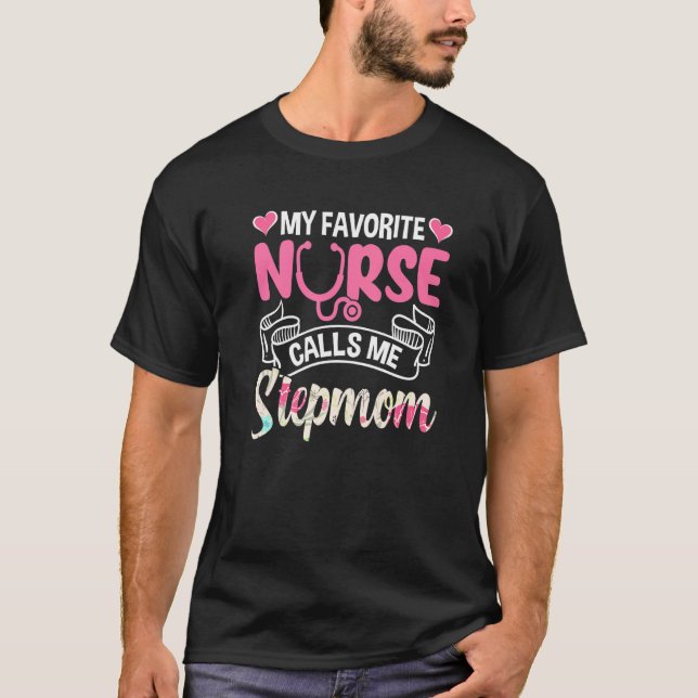 Camiseta Minha enfermeira favorita me chama de D da mãe de  (Frente)