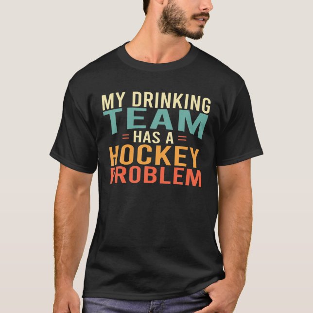 Camiseta Minha Equipe De Bebendos Tem Um Problema De Hóquei (Frente)