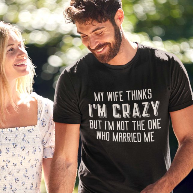 Camiseta Minha esposa acha que sou louca (funny married couple shirt)