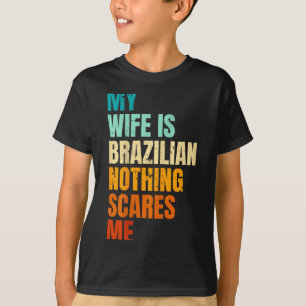 Camiseta Minha esposa brasileira nada me assusta marido eng