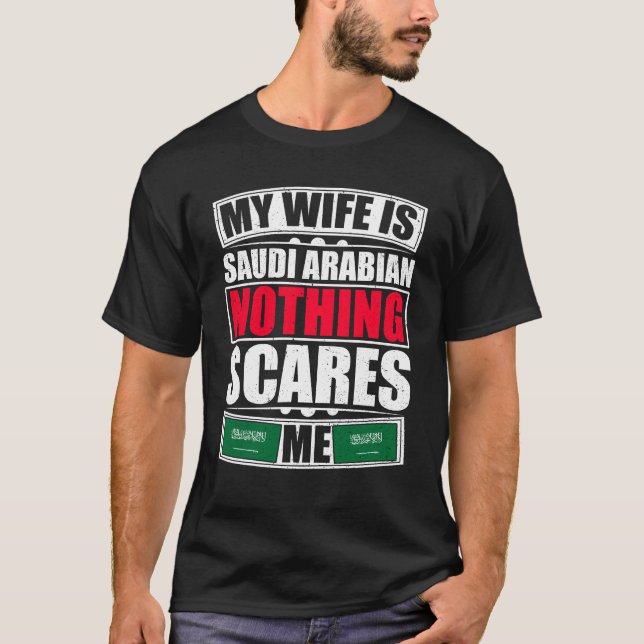 Camiseta Minha Esposa É Árabe Saudita Nada Me Assusta (Frente)