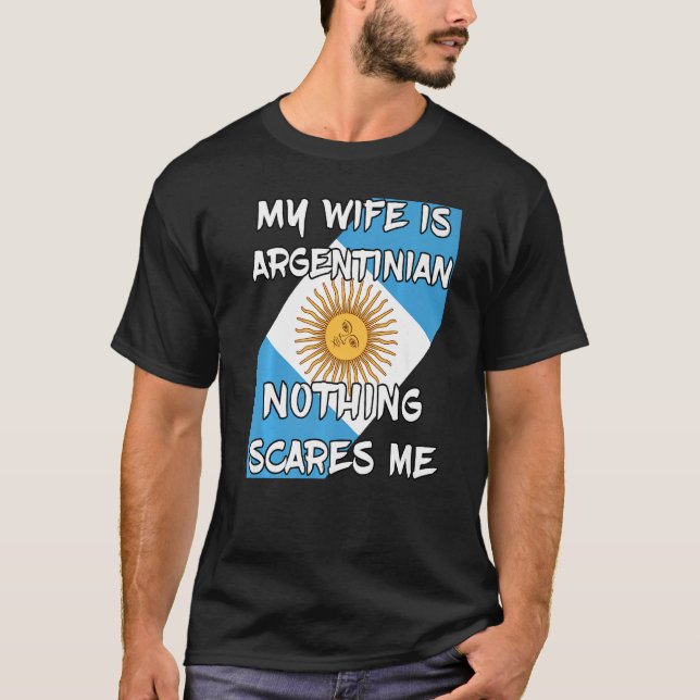 Camiseta Minha Esposa É Argentina Arrasta Patrimônio Fl (Frente)