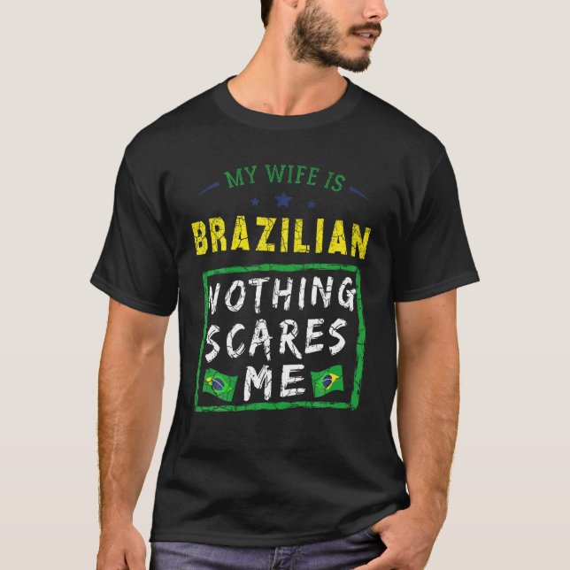Camiseta Minha Esposa É Brasileira, Nada Me Assusta No Bras (Frente)