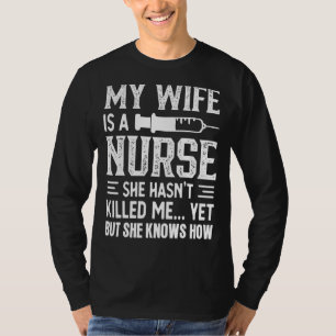 Camiseta Minha esposa é enfermeira. Ela não me Matar de enf