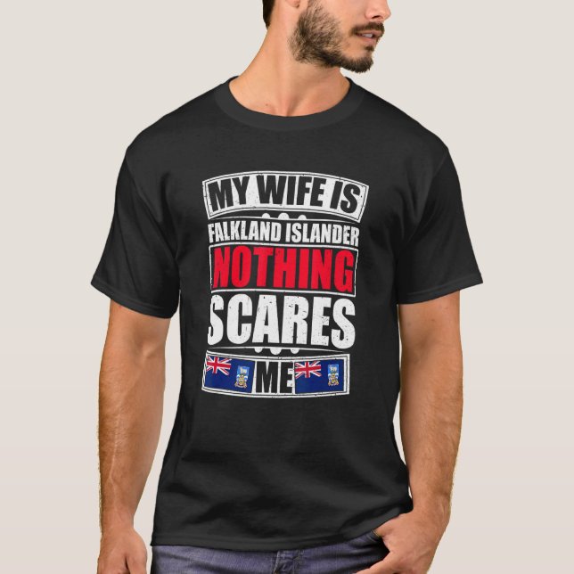 Camiseta Minha Esposa É Falkland Islander Nada Me Assusta (Frente)