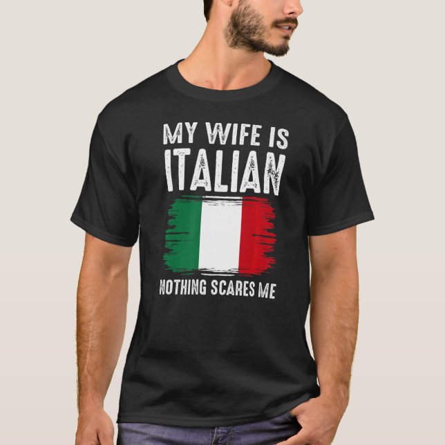 Camiseta Minha Esposa é ITALIANA. Nada Me Assusta Do Marido (Frente)