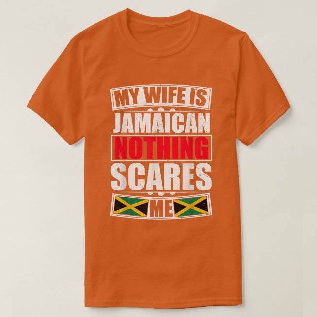 Camiseta Minha Esposa É Jamaicana Nada Me Assusta Bandeira  (Frente do Design)