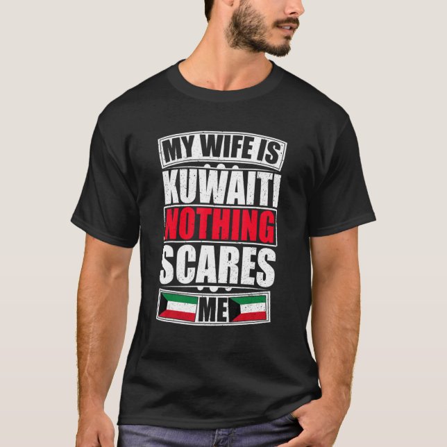 Camiseta Minha Esposa É Kuwaitiana Nada Me Assusta Bandeira (Frente)