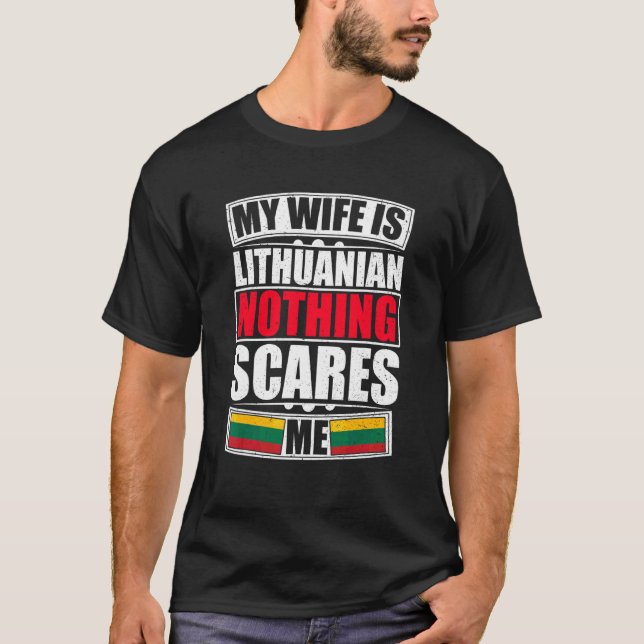 Camiseta Minha Esposa É Lituana Nada Me Assusta Lituânia (Frente)