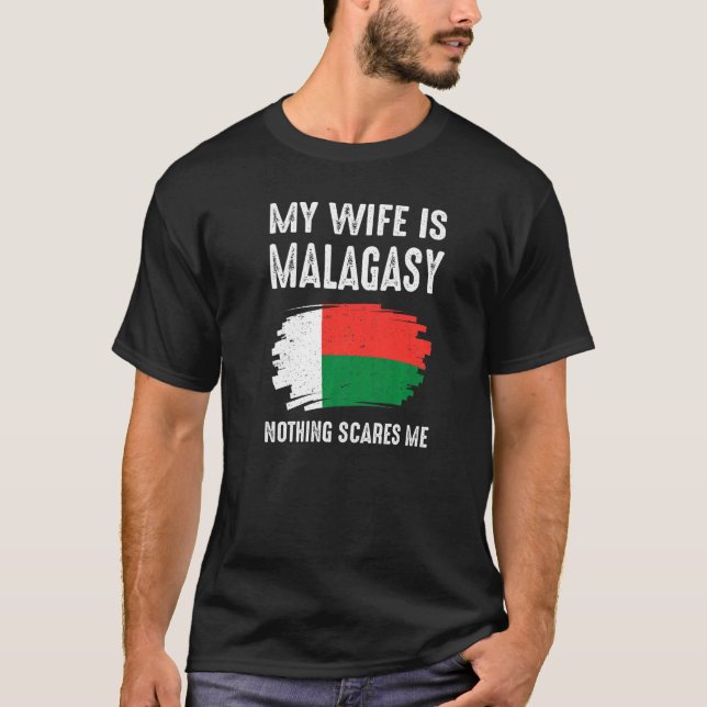 Camiseta Minha Esposa É Malgaxe Nada Me Assusta Bandeira Ma (Frente)