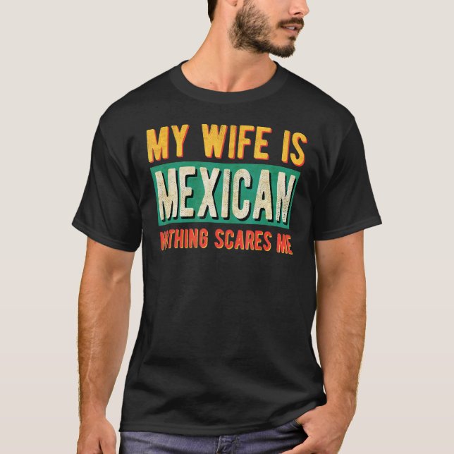 Camiseta Minha Esposa É Mexicana, Nada Me Assusta (Frente)