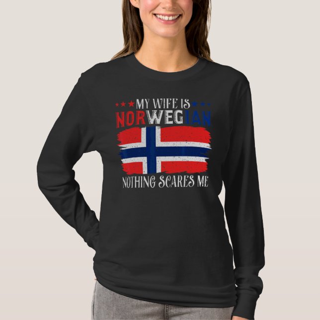 Camiseta Minha Esposa É Norueguesa. Nada Me Assusta Husba (Frente)