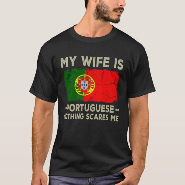 Camiseta Minha Esposa é Português Nada Me Assusta Marido (Frente)