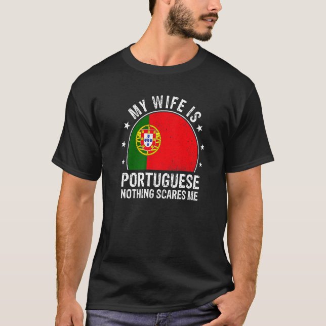 Camiseta Minha Esposa É Português Nada Me Assusta Português (Frente)