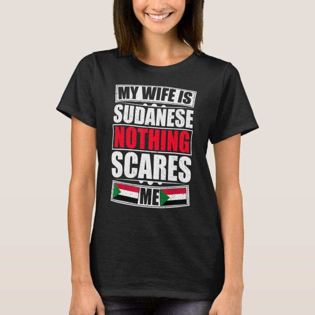 Camiseta Minha Esposa É Sudanesa Nada Me Assusta Bandeira D (Frente)