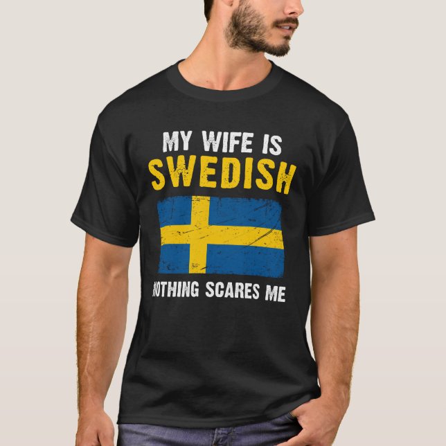 Camiseta Minha Esposa É Sueca, Nada Me Assusta (Frente)