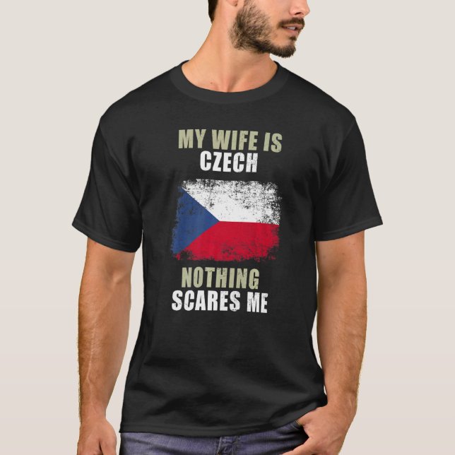 Camiseta Minha Esposa É Tcheca Nada Me Assusta (Frente)