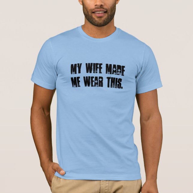 Camiseta Minha esposa fez-me vestir este (Frente)