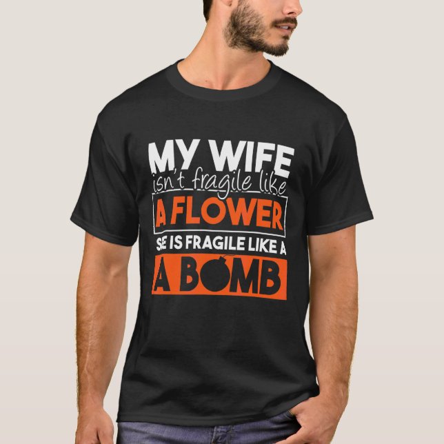 Camiseta Minha esposa não é frágil como uma flor Ela é frág (Frente)