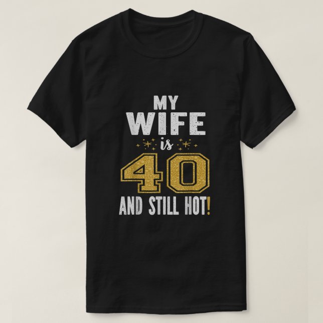 Camiseta Minha Esposa Tem 40 Anos E Ainda Está Com aniversá (Frente do Design)