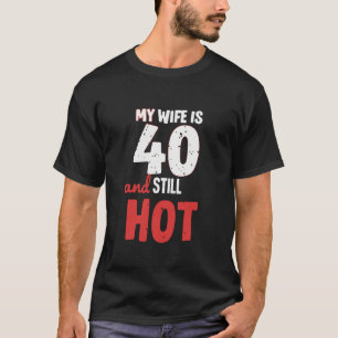 Camiseta Minha Esposa Tem 40 Anos E Ainda Está Quente anive