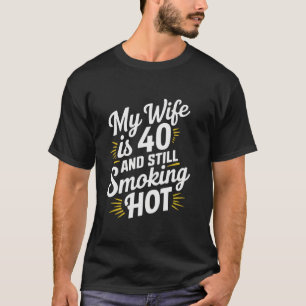 Camiseta Minha esposa tem 40 anos e ainda fuma quente