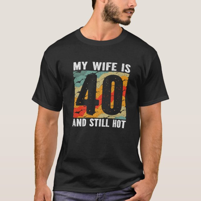 Camiseta Minha Esposa Tem 40 Anos E Ainda Quente 40 Anos An (Frente)