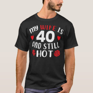 Camiseta Minha Esposa Tem 40 Anos E Ainda Quente 40 Anos An