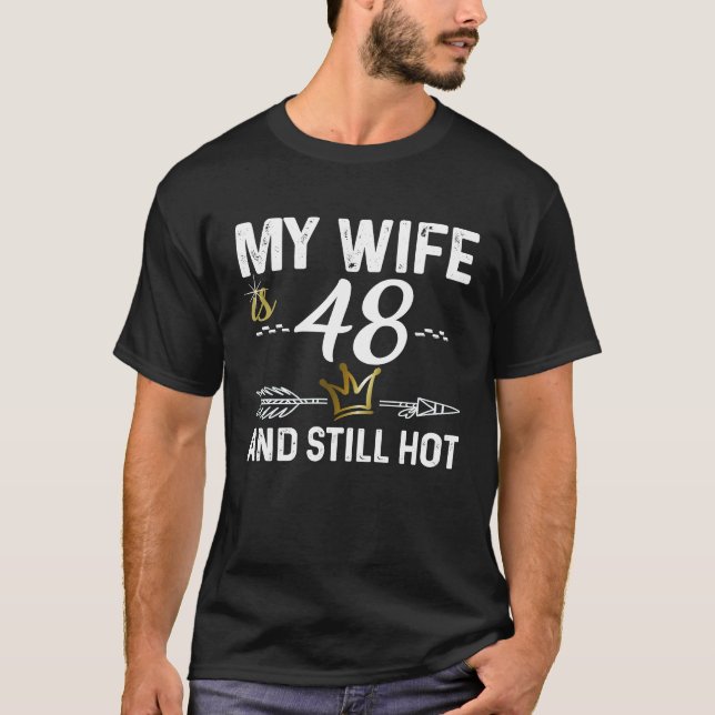 Camiseta Minha Esposa Tem 48 Anos E Ainda Está Quente Legal (Frente)