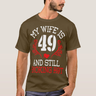Camiseta Minha Esposa Tem 49 Anos E Ainda Fumando Uma Ajuda