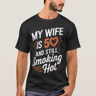 Camiseta Minha Esposa Tem 50 Anos E Ainda Fumando Quente