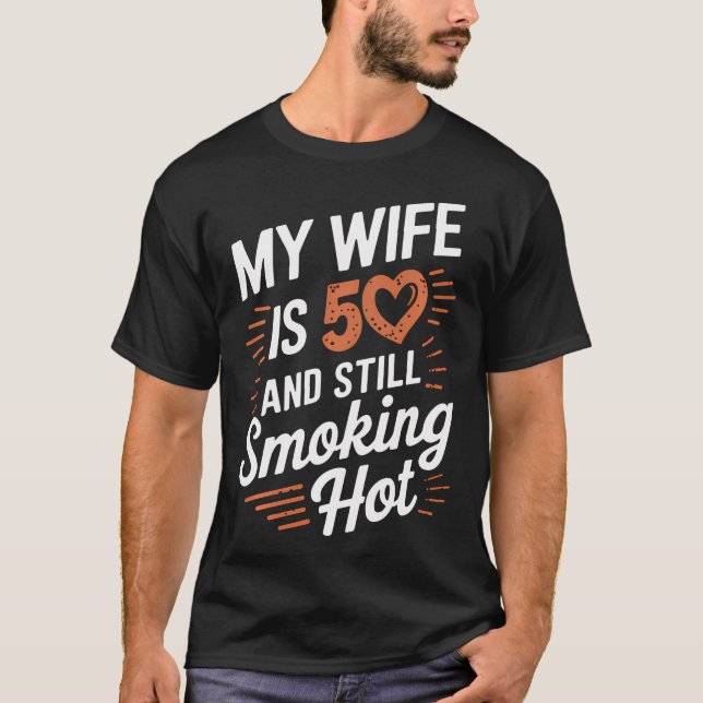 Camiseta Minha Esposa Tem 50 Anos E Ainda Fumando Quente (Frente)