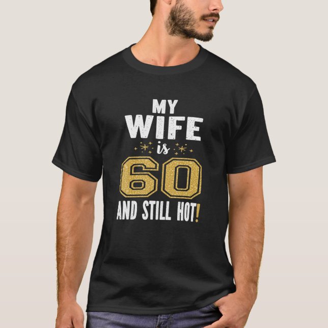 Camiseta Minha Esposa Tem 60 Anos E Ainda Quente 60 Anos De (Frente)