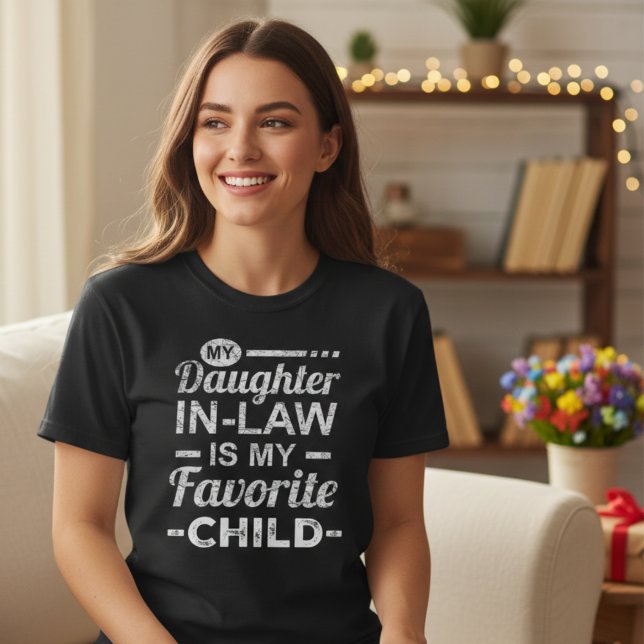 Camiseta Minha Filha De Direito É Minha Filha Favorita (My Daughter In Law Is My Favorite Child T-Shirt – Funny Daughter Gift Tee)