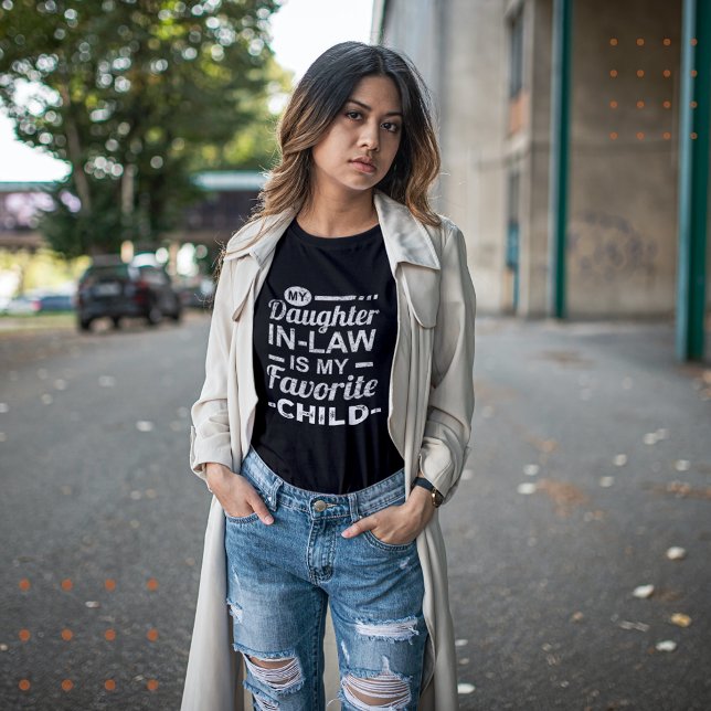 Camiseta Minha Filha De Direito É Minha Filha Favorita (My Daughter In Law Is My Favorite Child T-Shirt)