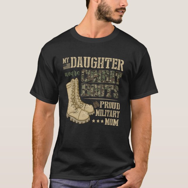 Camiseta Minha Filha Veste Combater Botas Orgulhosa Mãe Mil (Frente)