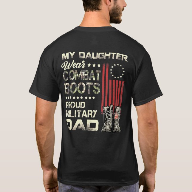 Camiseta Minha Filha Veste Combater Botas Orgulhosas Pai Mi (Verso)