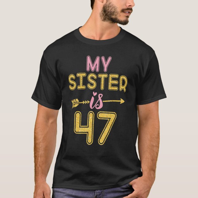 Camiseta Minha Irmã Tem 47 Anos Feliz 57º Aniversário Para  (Frente)