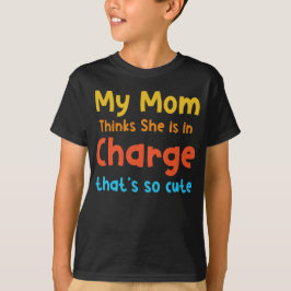 Camiseta Minha mãe acha que está no comando