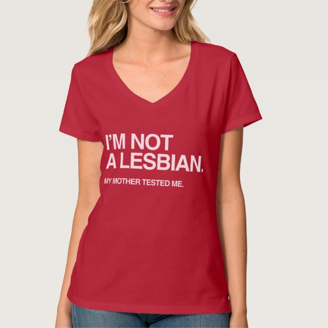 CAMISETA MINHA MÃE ME TESTOU LESBIANA (Frente)