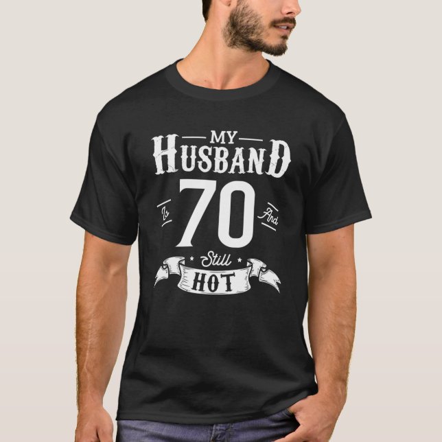 Camiseta Minha Marido Tem 70 Anos E Ainda Está Quente 70 An (Frente)