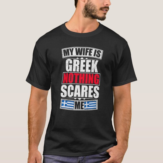 Camiseta Minha Mulher É Grega Nada Me Assusta Bandeira da G (Frente)