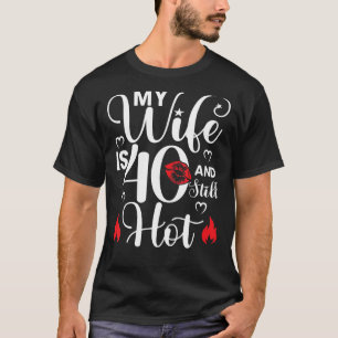 Camiseta Minha Mulher Tem 40 Anos E Ainda Quente Nascimento