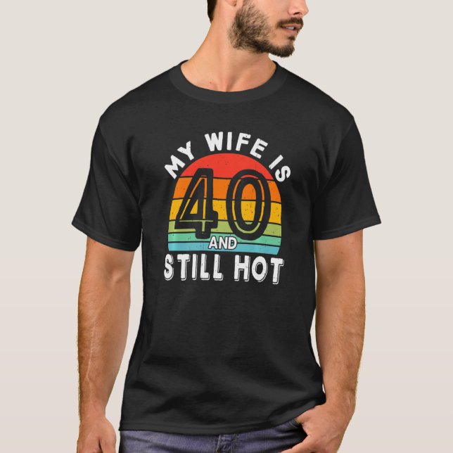 Camiseta Minha Mulher Tem 40 Anos E Ainda Quente Nascimento (Frente)