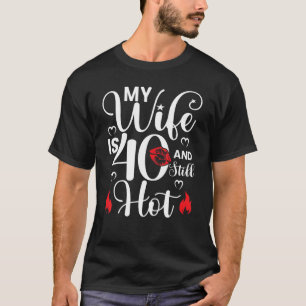 Camiseta Minha Mulher Tem 40 Anos E Ainda Quente Nascimento