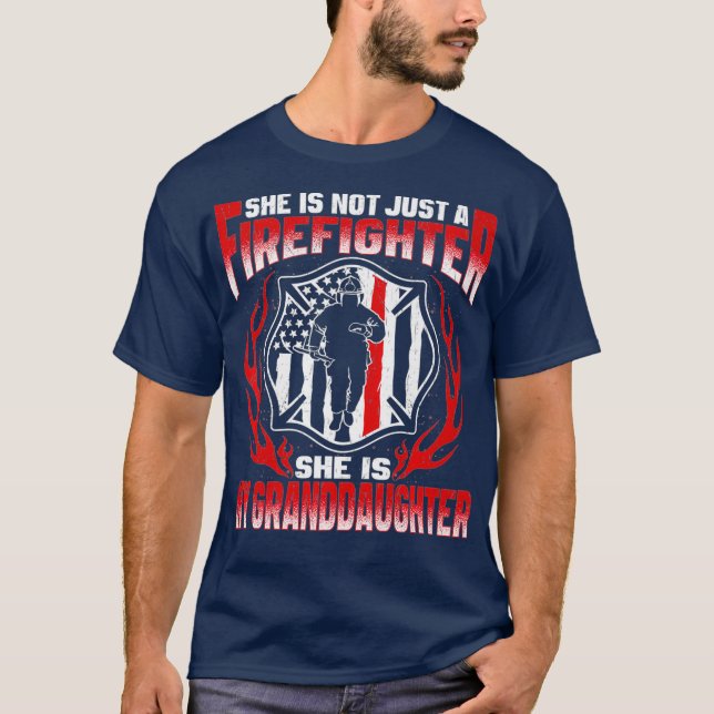 Camiseta Minha neta é Bombeiro Herói Incêndio Orgulhoso (Frente)