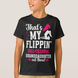 Camiseta Minha neta fazendo flippin' Torcer Avó Cheerleade